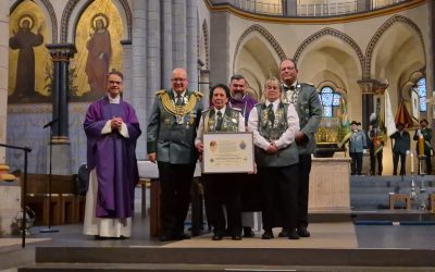 Marlies Maier erhält Anno Santo Kreuz für den Verein