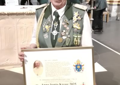 Marlies Maier erhält Anno Santo Kreuz für den Verein